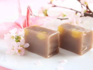 日本の和菓子、栗ういろうと鶴とサクラ（春のイメージ）