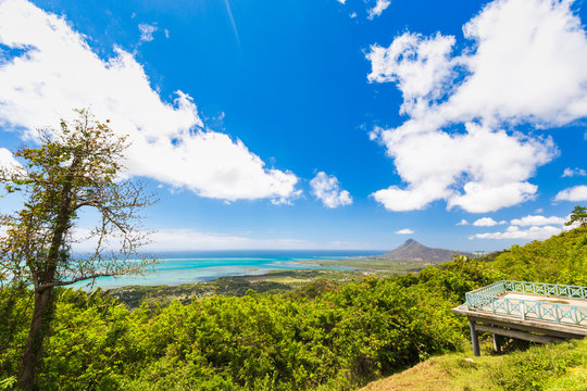 Vue panoramique de la magnifique c&ocirc;te mauricienne vue du restaurant Chamarel	