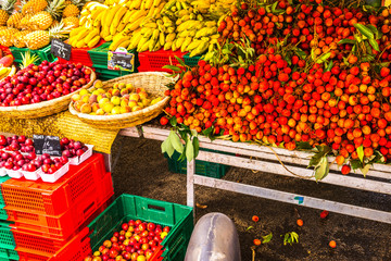 vente de litchis sur le marché forain de saint-pierre, île de la Réunion, Saint-Pierre, front de...