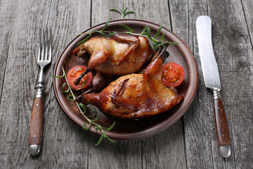 Grilled quails with rosemary and tomato