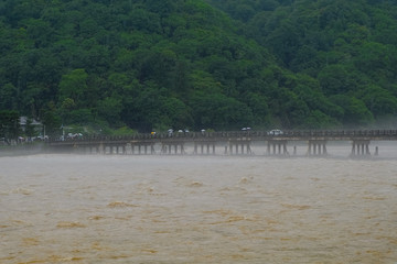 嵐山 渡月橋と増水した桂川