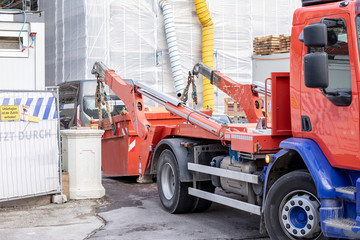 LKW setzt Container ab