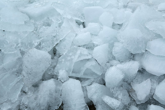 Eisschollen im Winter an der Ostsee