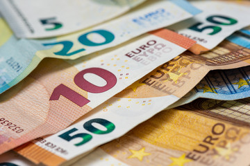 Billets de 5, 10, 20 et 50 euros en gros plan