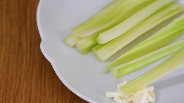 セロリスティックにマヨネーズを付ける