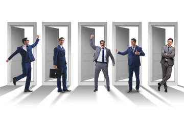 Fototapeta premium Biznesmen w koncepcji niepewności z wieloma drzwiami
