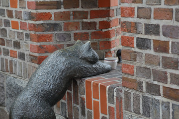 Bronze sculpture of a Koenigsberg cat. Friedrichsburg Gate. The author - Lyudmila Bogatova....