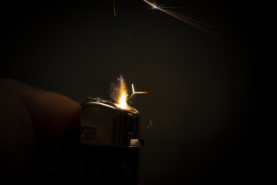 Ein Feuerzeug beim entz&uuml;nden mit Funken 