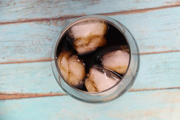 Cola dans un verre avec des glaçons