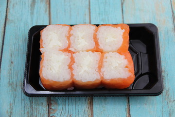 Maki saumon fromage dans une barquette