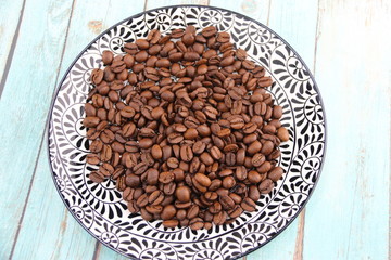 Grains de café dans une assiette