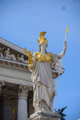 Obraz premium Austrian parliament building with Athena statue on the front in Vienna on the sunrise