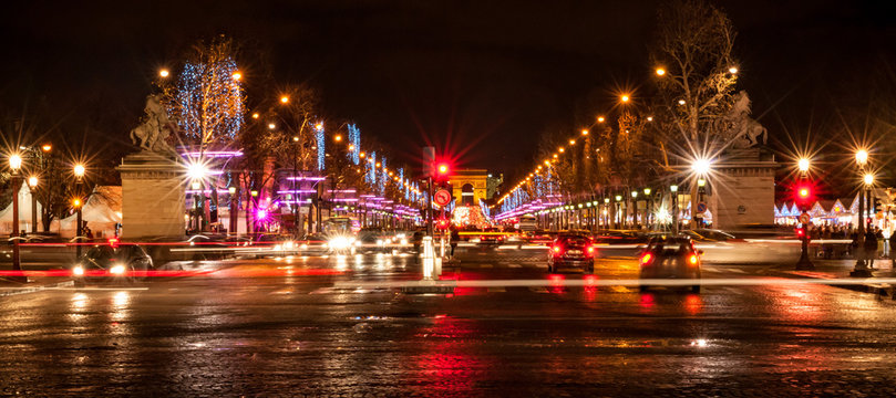 Night view of Arc de Triomphe, Paris