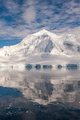 Fototapeta na wymiar coast of Antarctic Peninsula