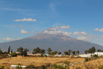 El Popocatépetl es un estratovolcán o volcán compuesto. Se le describe como un volcán activo, de hecho, el más activo de México. Descansa al sur de la Ciudad de México sobre los estados de Puebla