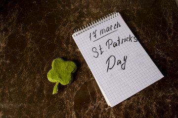  reminder notepad and clover-shaped cookies