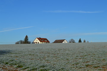 Außerhalb der Stadt. Raureif auf den Felder.