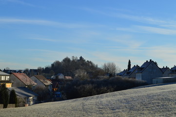 Außerhalb der Stadt. Raureif auf den Felder.