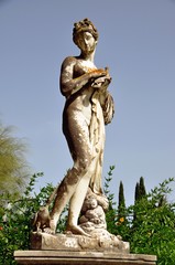 Obraz premium statue of woman in garden