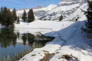 Lac et montagne des Alpes en hiver