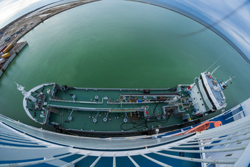 Ein Bunkerschiff längsseits bei der Treibstoffübergabe