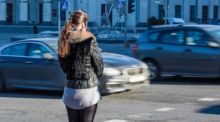 18.02.2019. минск. девушка, автомобили, дорога. транспорт.   фото виталия гиля