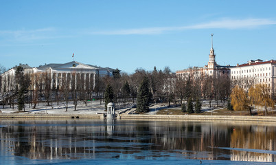 18.02.2019. минск. река свислач, вид с моста. центр города, здание министерство обороны.  фото виталия гиля