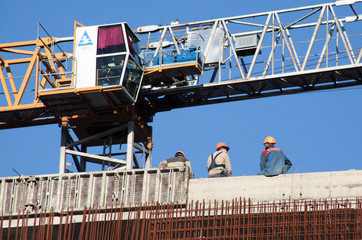 18.02.2019. минск. строительство здания на месте музея великой отечественной войны. крыша, рабочие, строители, строитель, кран.  фото виталия гиля
