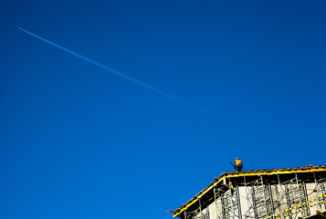 18.02.2019. минск. строительство здания на месте музея великой отечественной войны. крыша, рабочие, строители, строитель, кран.  фото виталия гиля