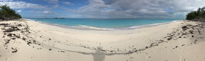 Fototapeta na wymiar Panoramic view of a beautiful stretch of white sand beach in the Bahamas