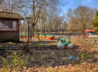 Verlassener Vergnügungspark mit Achterbahn