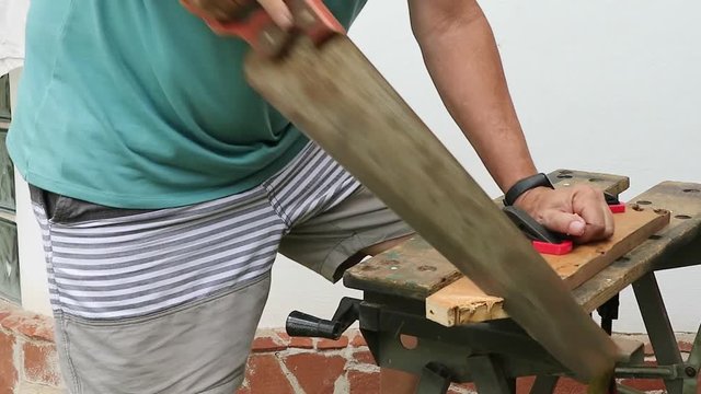 Serrote, fazendo corte com um serrote manual usando uma bancada