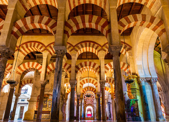 Intérieur de la Mezquita à Cordoue en Andalousie, Espagne