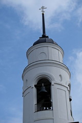 Obraz premium The dome of the temple on a walk in the Park