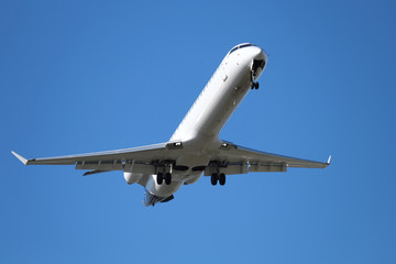 Fototapeta na wymiar Düsenflugzeug in der Luft vor der Landung - Stockfoto