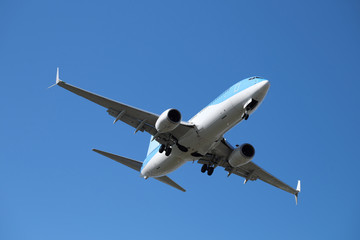 Fototapeta na wymiar Landung von zweistrahligem Flugzeug - Stockfoto