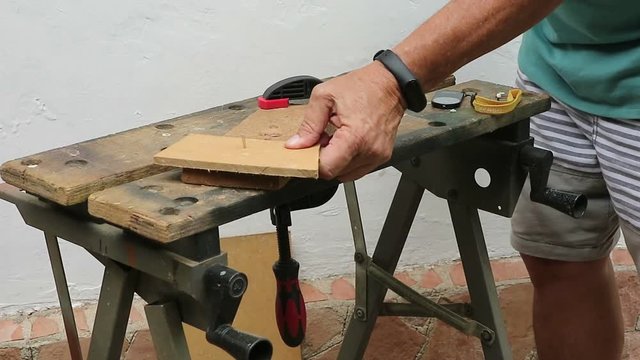Pregando, usando um martelo convecional com unha. Hobby