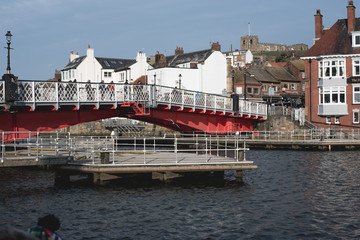 Fototapeta Czerwony most zwodzony w nadmorskiej miejscowości Whitby w Wielkiej Brytanii.  obraz