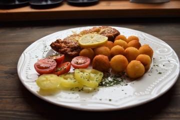 Wiener schnitzel with potato croquettes and lemon freshened