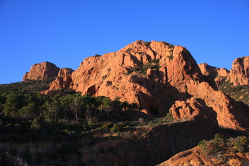 rochers rouges et ciel bleu