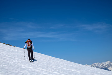 Skitourengeher am sonnigen Schneehang