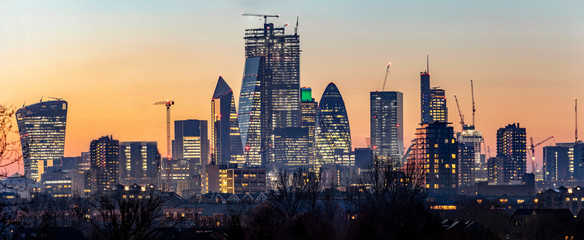 Panoramablick auf die beleuchtete City von London, Finanzbezirk Großbritannien, nach...