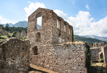Fototapeta na wymiar Ruins of a house in the ancient city of Mystras
