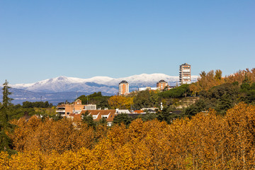 Obraz premium Beautiful stunning vista with clear skies and mountains in the background