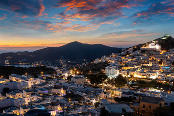 Die beleuchtete Stadt der Insel Ios auf den Kykladen in Griechenland nach Sonnenuntergang im Sommer