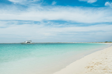 Fototapeta na wymiar Yachts anchored near de beach in a beautiful place: Los Roques National Park, during a sunny day