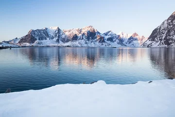 Fototapete Reinefjorden Sonnenaufgang über Reinefjorden (Lofoten - Norwegen) im Winter
