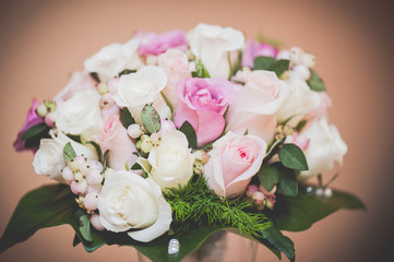 Precioso ramo de novia con flores blancas y rosas