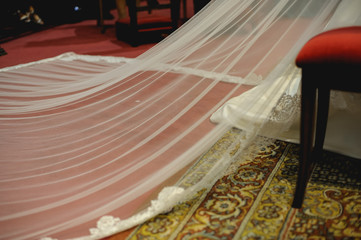 Detalles de encaje de cola de vestido de novia sobre alfombra roja