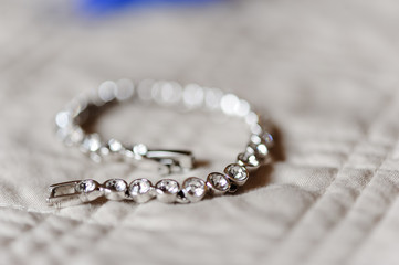 pulsera de plata con incrustaciones de brillantes